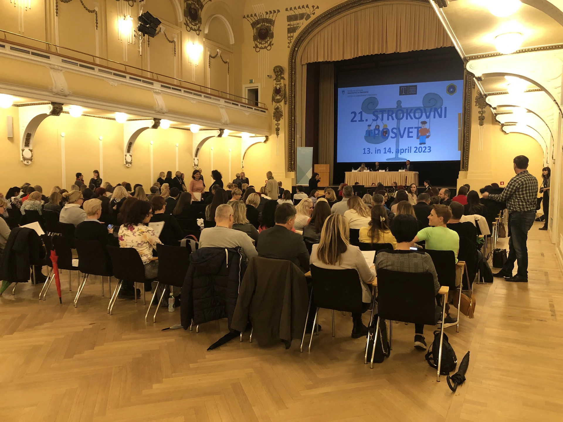 Audioguide sistemi za vodenje skupin na seminarjih - brezžična rešitev za jasno komunikacijo