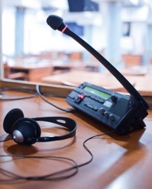 Avdio vodič oprema na konferenčni mizi, pripravljena za dogodek – zanesljiva rešitev za tolmačenje in komunikacijo